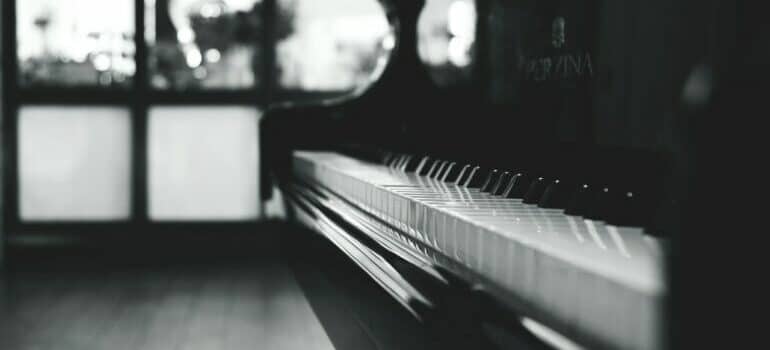 a piano in black and white