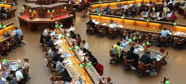 Library with lots of student studing