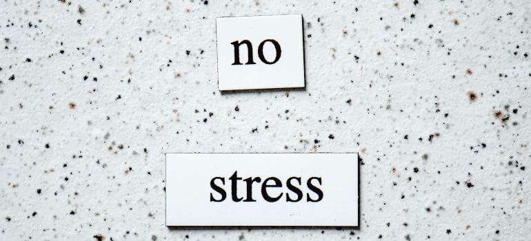 Sign that says no stress as there is storage unit that helps during a divorce 