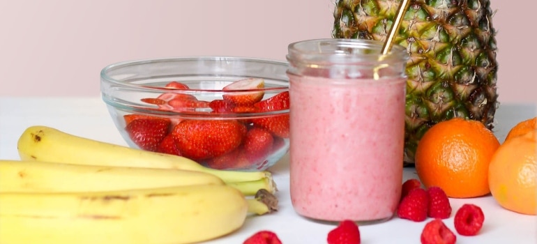 Smoothie in a glass and fresh fruit as healthy snacks for a moving day