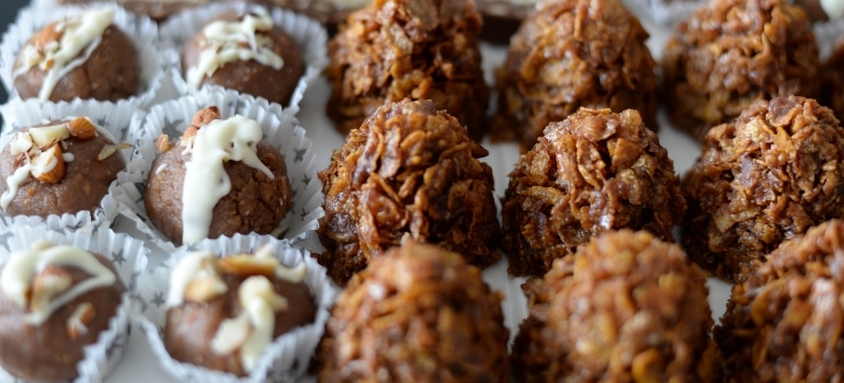 Energy balls as an example of healthy snacks for the moving day